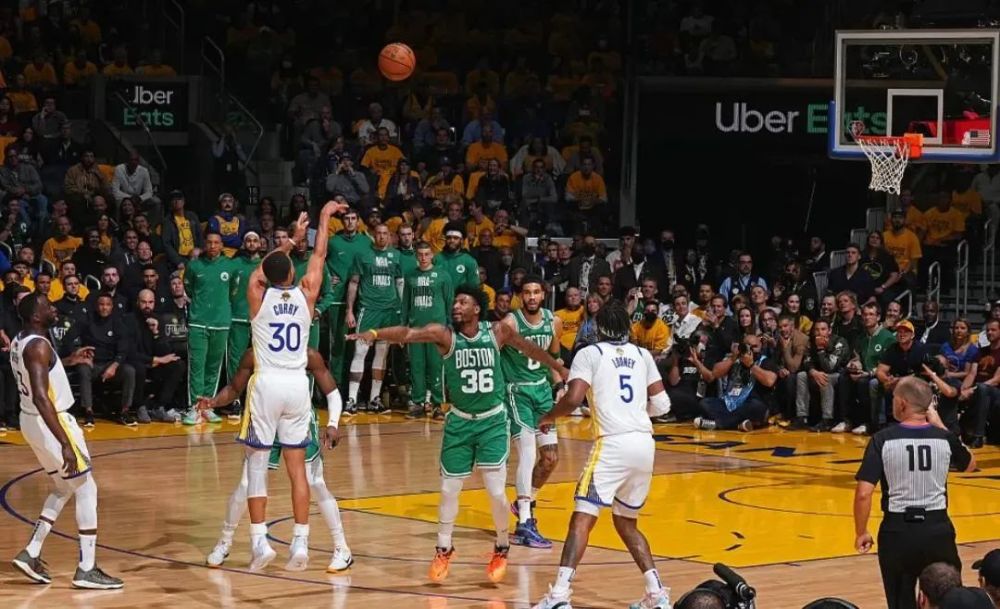 乐竞体育官网- 勇士客场逆转凯尔特人，库里三分命中数登顶历史第一  