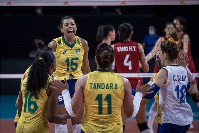  奥格斯堡门将神勇扑点，终结连败颓势  