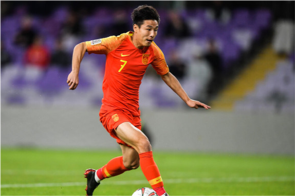  巴黎女足队员跨界助阵男足训练，姆巴佩点赞互动引热议  