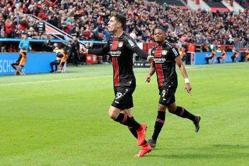  勒沃库森，主场惨败，防线漏洞，主帅面临，信任危机  